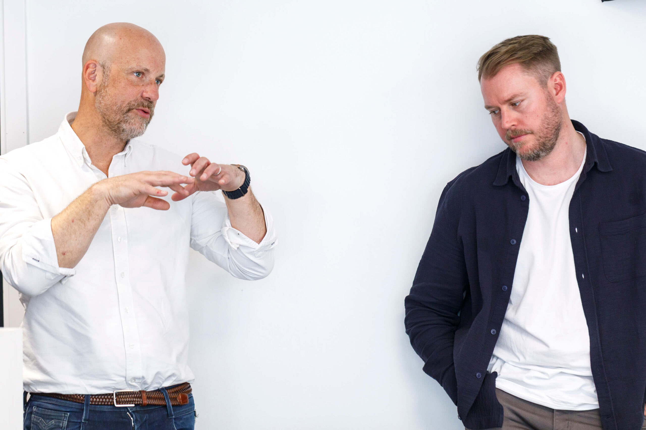 Illustration av itsm team diskuterar tillvägagångssätt för automation och strukturerad implementation i HaloITSM