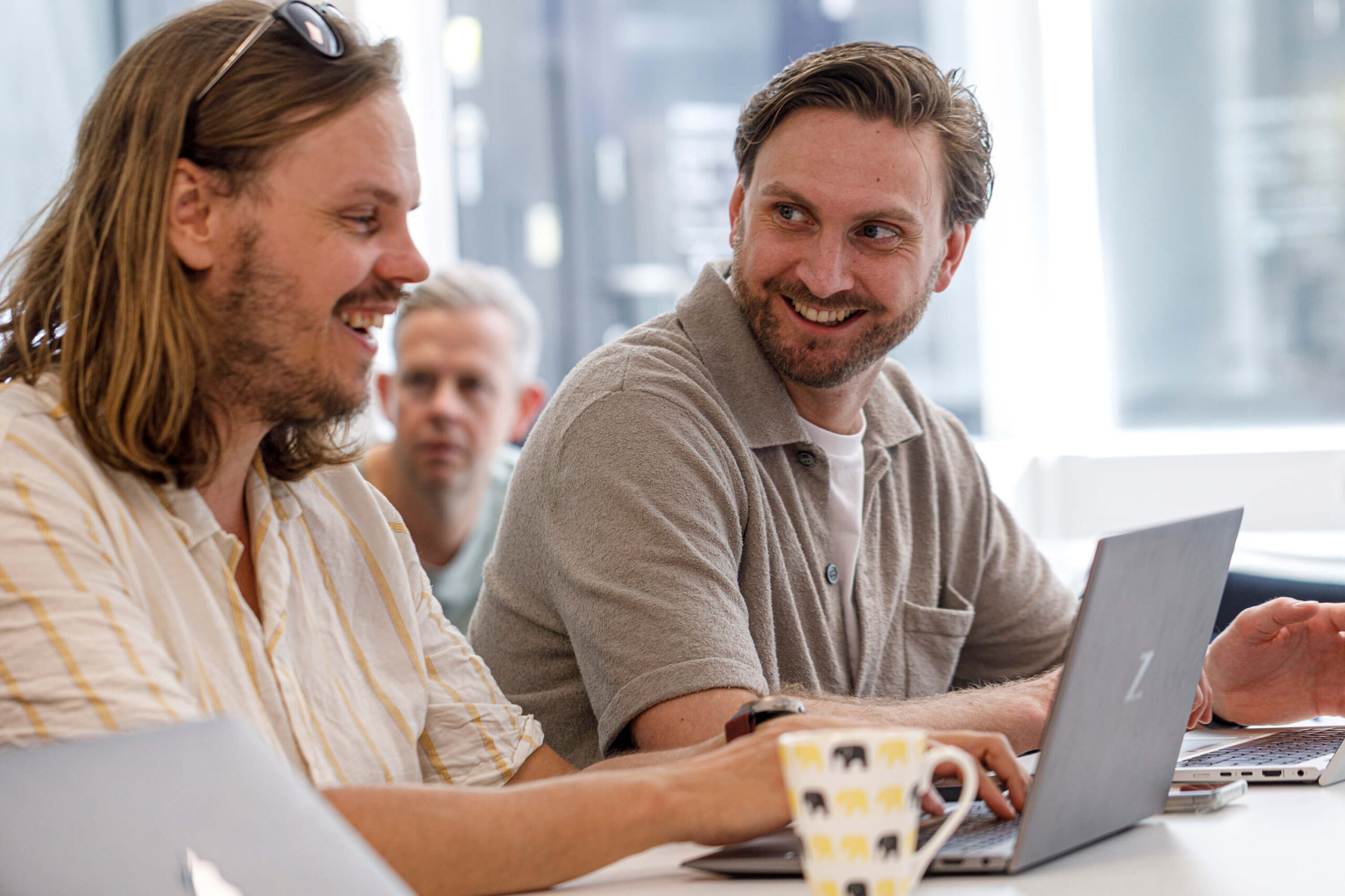 Illustration av två personer på utbildning av haloITSM